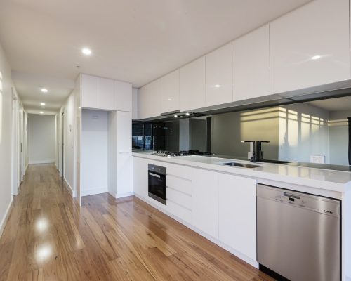 28 Sets Spice Apartment Interior Decoration 6 Sleek white linear kitchen layout with mirrored backsplash and timber flooring